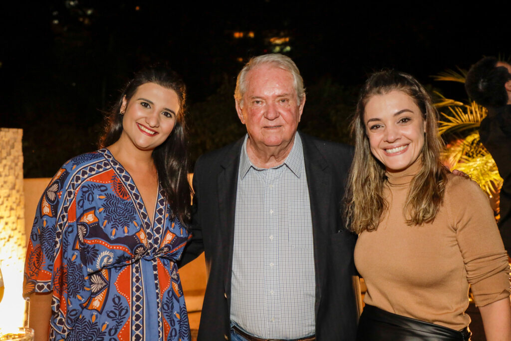 Roy Taylor, do M&E, entre Ana Carolina Rocha e Julianna Chaud, do Hotel Tryp by Wyndham