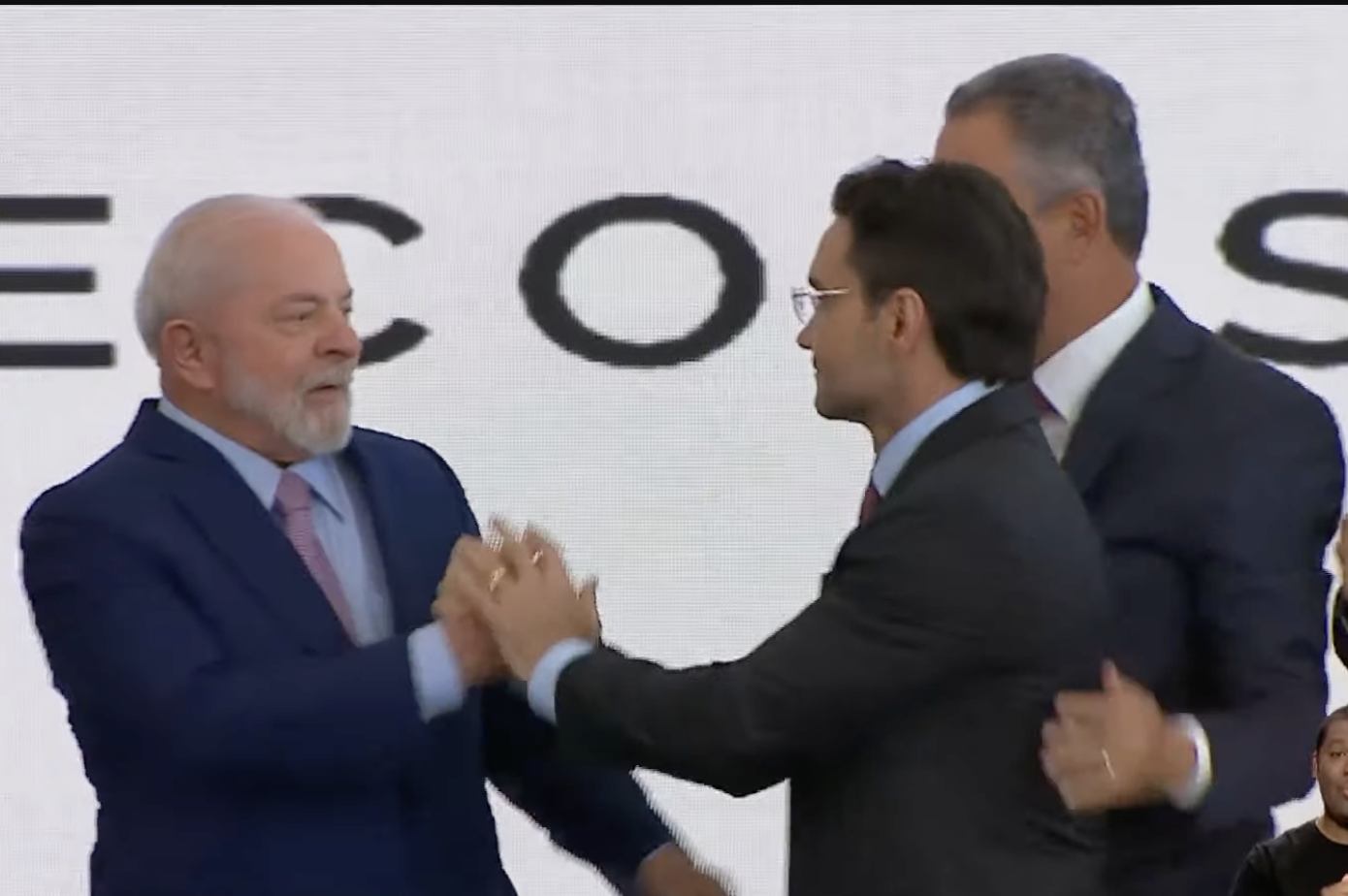 Lula cumprimenta Celso Sabino Lula cumprimenta Celso Sabino