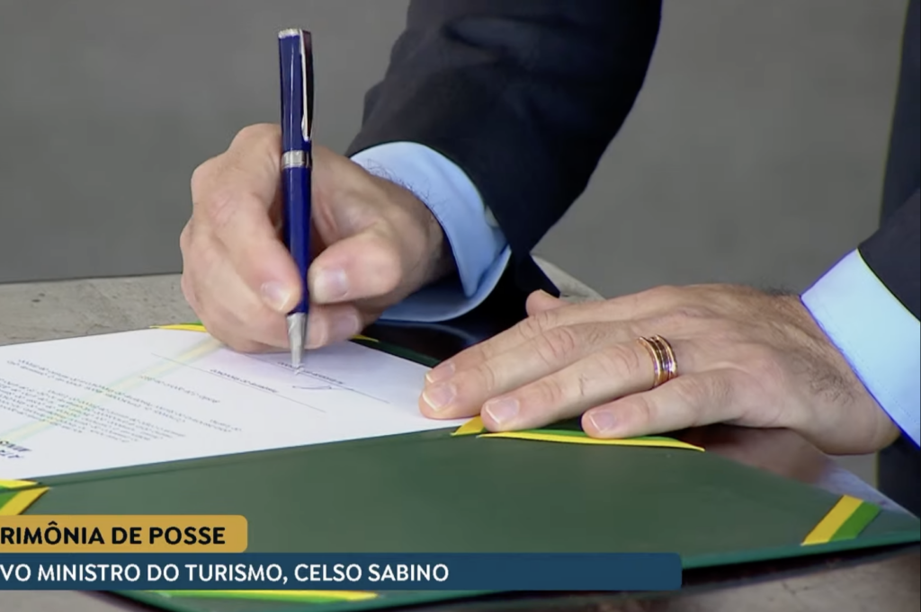 Celso Sabino assina o documento de posse como ministro do Turismo