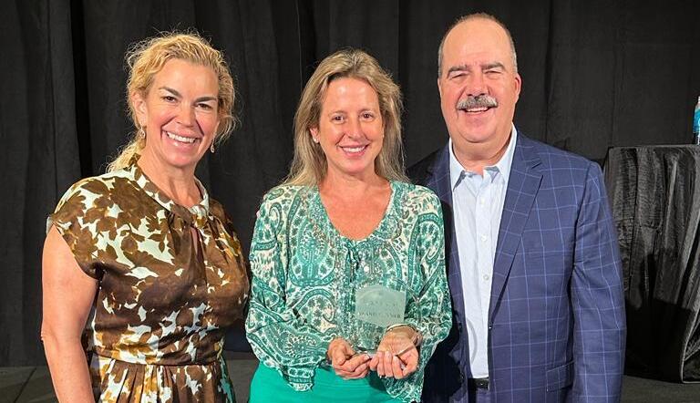 Primetour recebe prêmio na categoria Sustainability Ambassador do Virtuoso Awards 2023 1 Socia diretora da PRIMETOUR Fernanda Gouvea recebe premio Sustainability Ambassador do Virtuoso Awar 2 Primetour recebe prêmio na categoria Sustainability Ambassador do Virtuoso Awards 2023