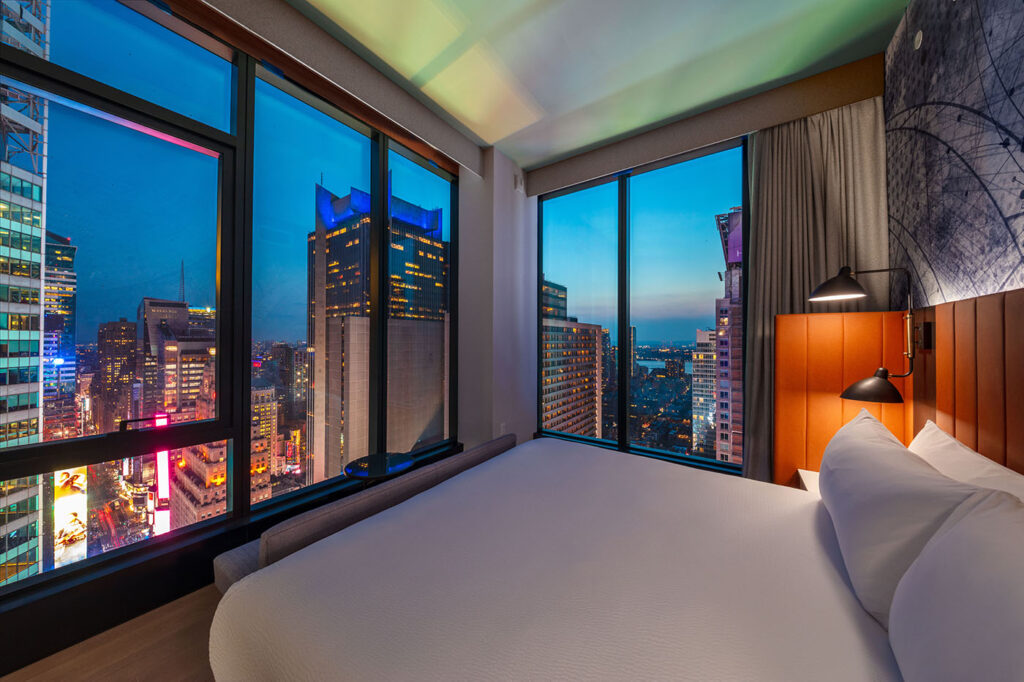 Tempo by Hilton Times Square Ball Drop Room View Guestroom Hilton abre hotel de 661 quartos na Times Square, em Nova York