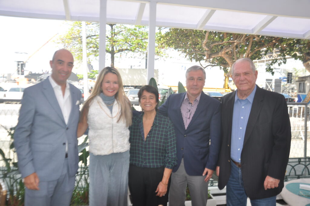 Ulisses Marreiros, Copacabana Palace, Viviane Fernandes, Cristina Fritsch e Luiz Strauss, da Abav-RJ, e Roy Taylor, presidente do M&E