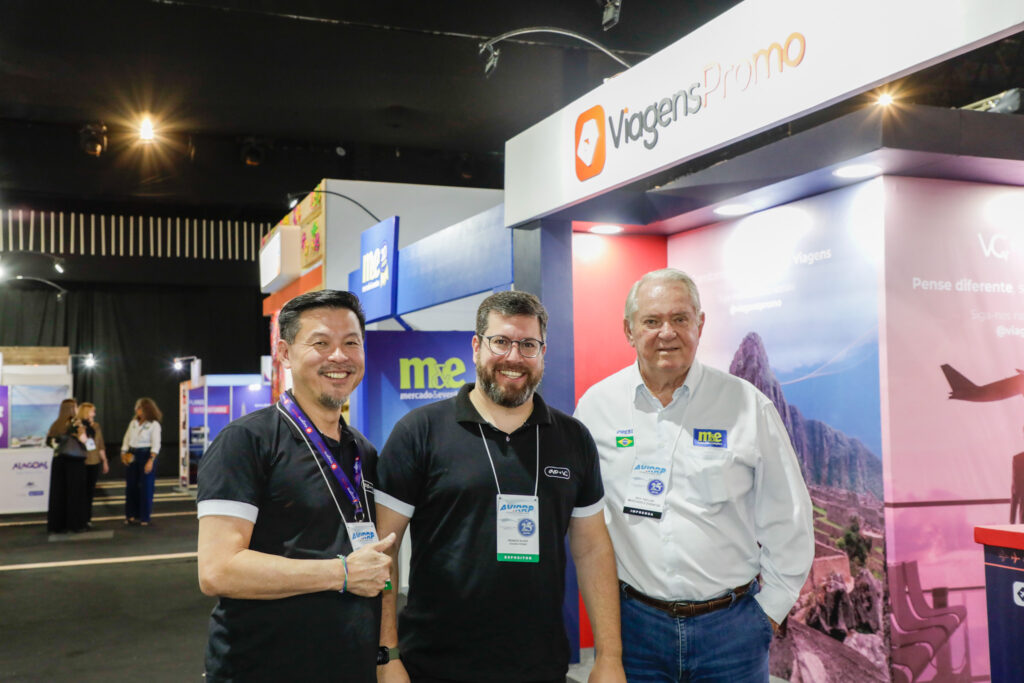 Valter Onishi e Renato Alves, da ViagensPromo, e Roy Taylor, do M&E