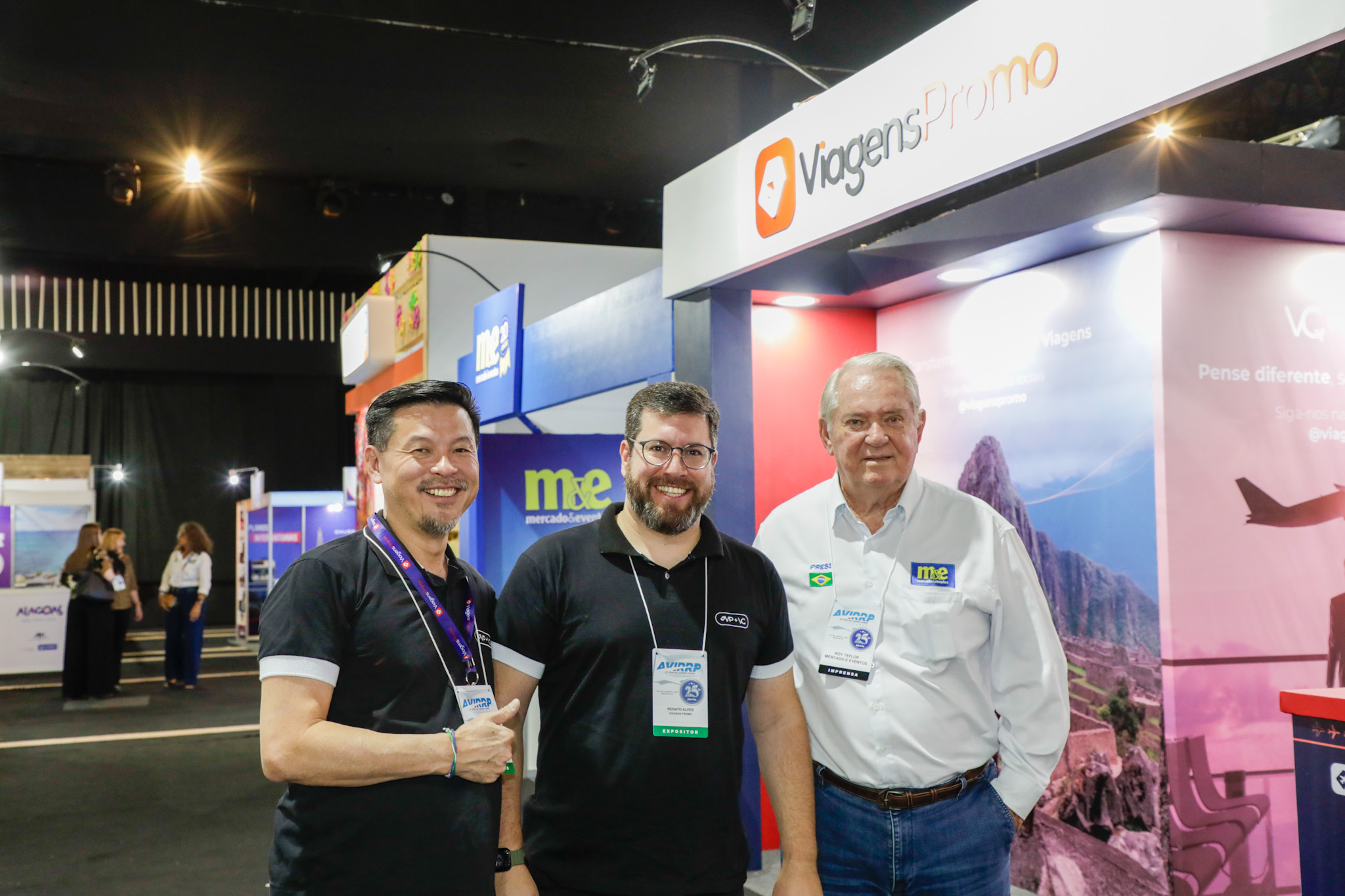 Valter Onishi e Renato Alves, da ViagensPromo, e Roy Taylor, do M&E Valter Onishi e Renato Alves, da ViagensPromo, e Roy Taylor, do M&E