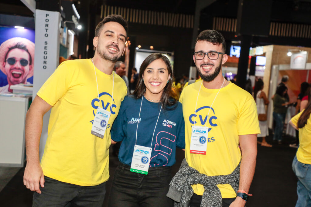 Victor Lourenço e Weverson Alves, da CVC Corp, e Tayná Godoy, da Azul Viagens
