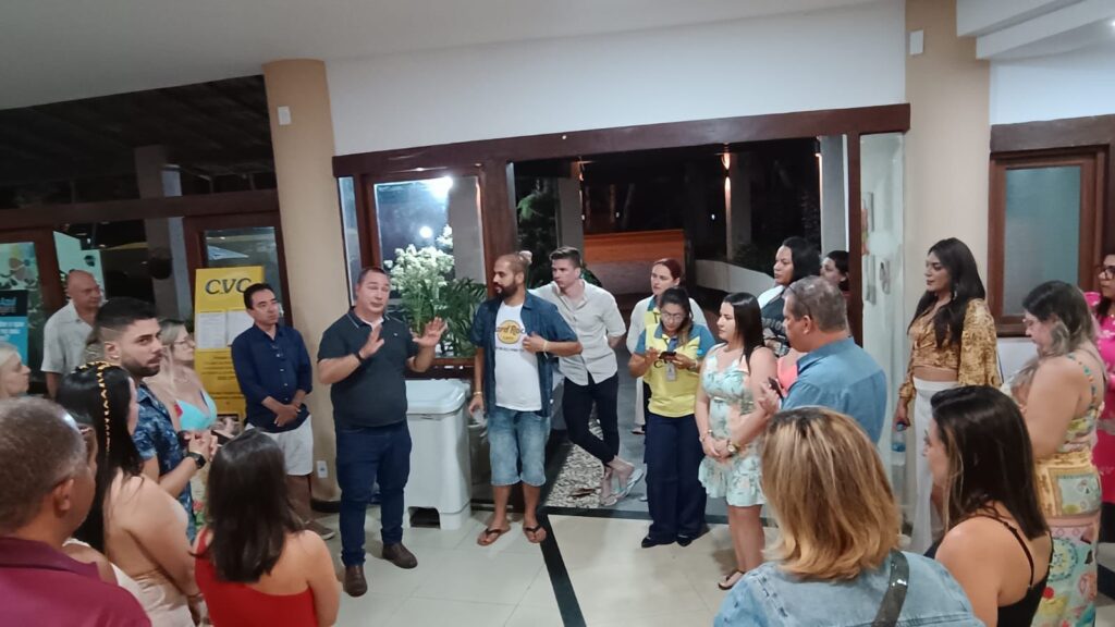 Sr, Wilson, do Hotel Floral In Family apresentou o empreendimento e promoveu uma noite de pizza para os agentes