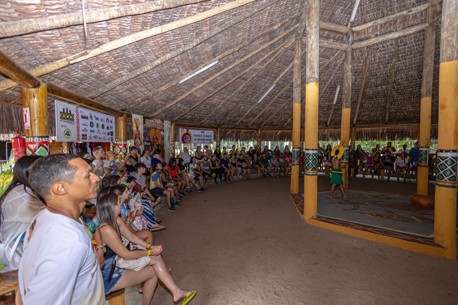 Na programação também estava inclusa visitas a tribos indígenas Na programação também estava inclusa visitas a tribos indígenas