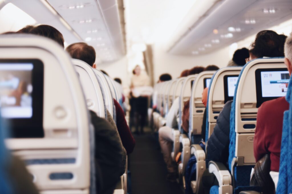 passageiro corredor a bordo aeronave passageiro suhyeon choi tTfDMaRq FE unsplash PL quer obrigar companhias aéreas a reservarem assentos para pessoas obesas