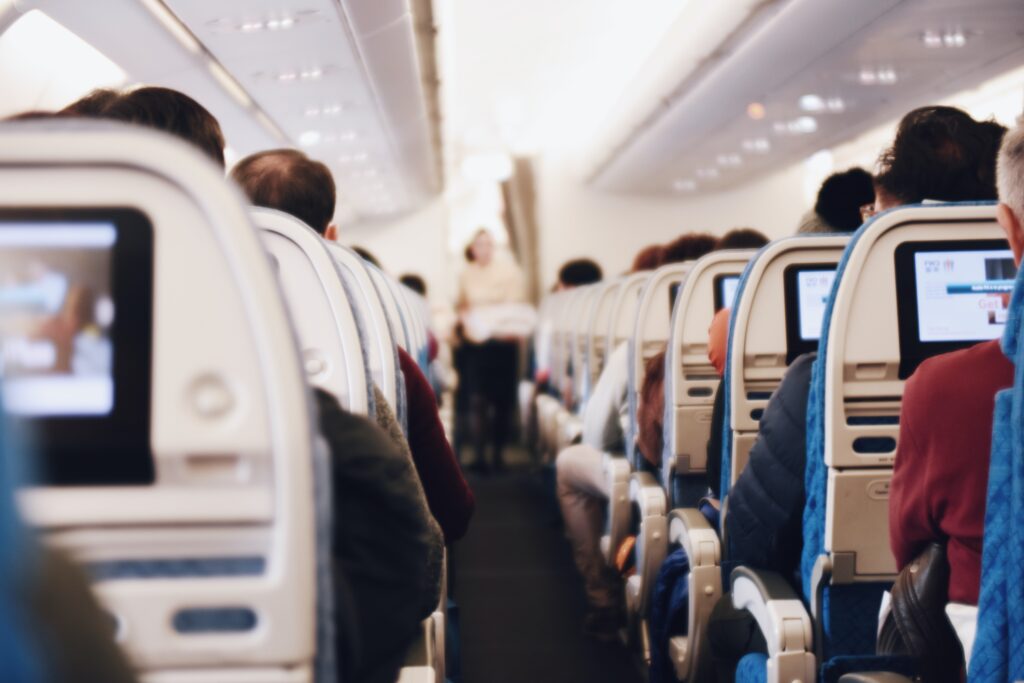 Quais são os 10 países mais bem conectados internacionalmente em 2024? Confira 1 passageiro corredor a bordo aeronave passageiro suhyeon choi tTfDMaRq FE unsplash Quais são os 10 países mais bem conectados internacionalmente em 2024? Confira