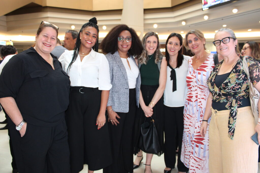 Rafaela Brown, do Visit Florida, Joyce Felizardo e Vilmara Souza, da Agaxtur, Juliana Baraldi, da Universal, Daniele Morales, da Cruise America, Luciane Casagrande, da Unique Travel, e Ana Flavia Medina, de Kissimmee