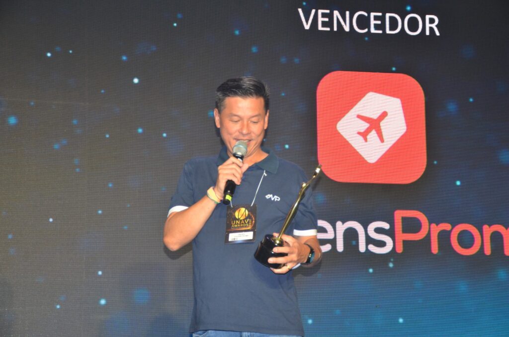 Valter Onishi, da ViagensPromo recebendo prêmios