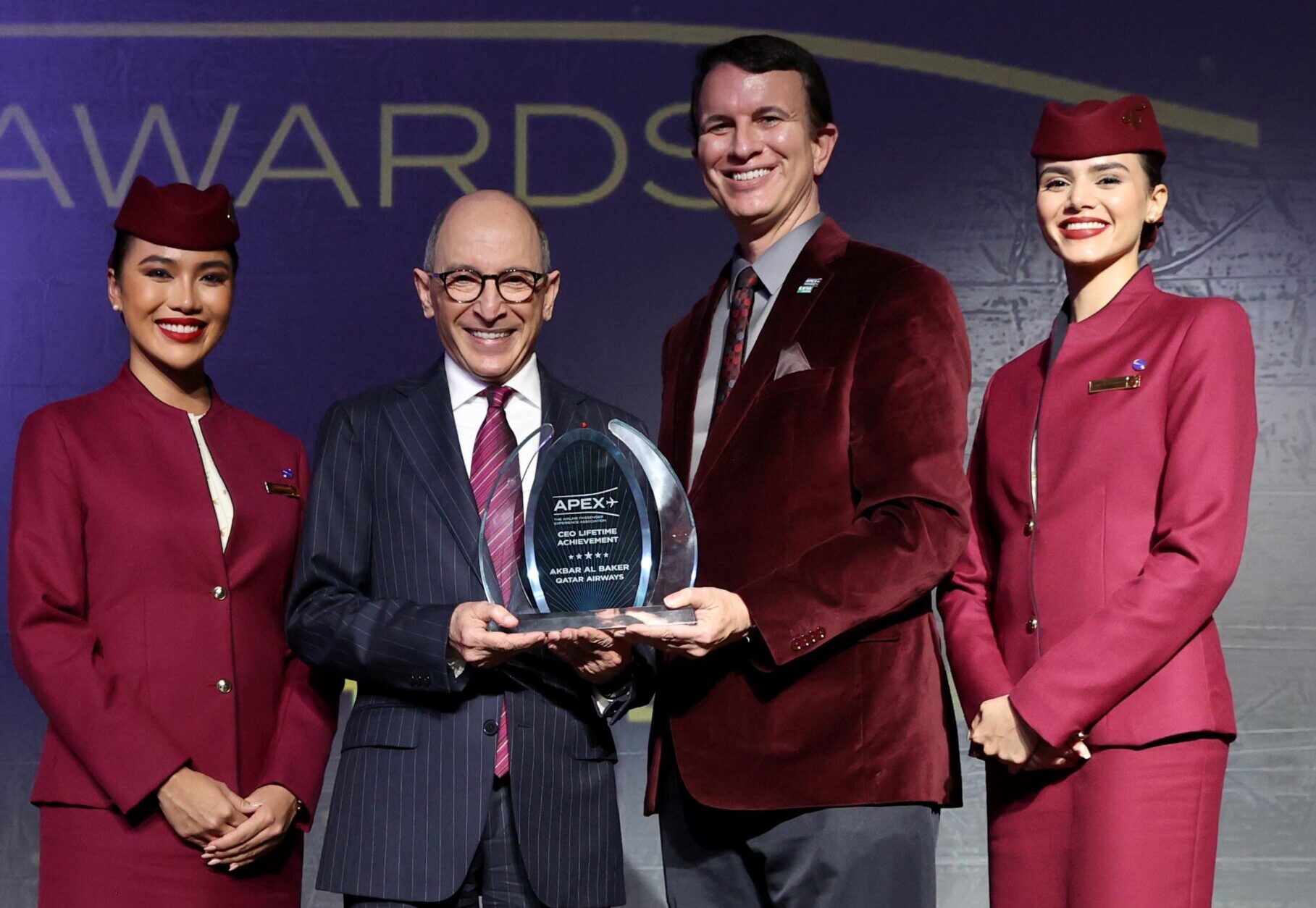 CEO da Qatar Airways é homenageado pela Airline Passenger Experience Association CEO da Qatar Airways é homenageado pela Airline Passenger Experience Association
