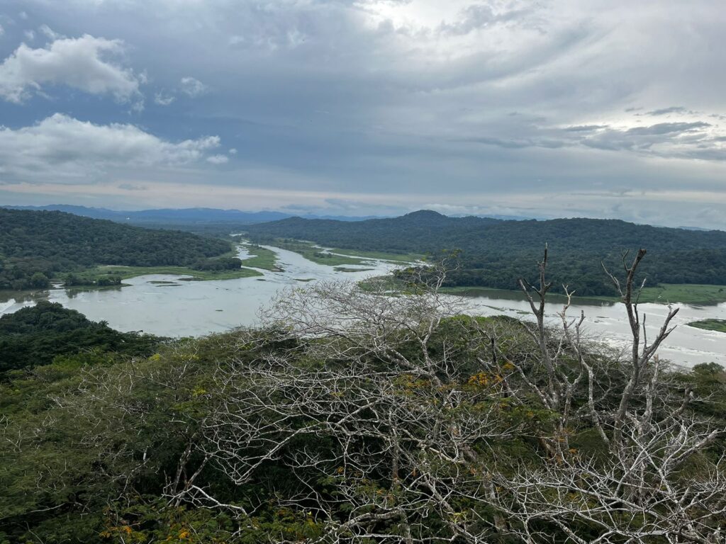 À direita rio Chagres, à esquerda Canal do Panamá