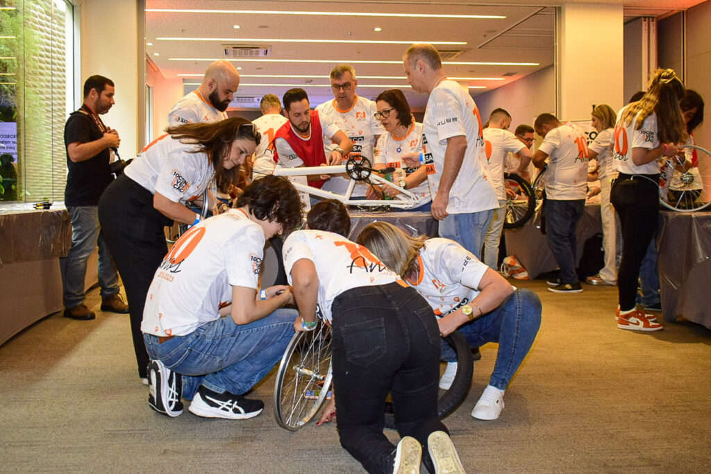 A montagem das bicicletas aconteceu do zero e com o propósito de reverter o equipamento em doação para uma ONG