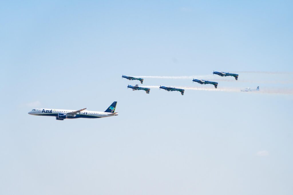 Azul realiza espetáculo aéreo com Embraer E2 em homenagem à Santos Dumont Azul realiza espetáculo aéreo com Embraer E2 em homenagem à Santos Dumont