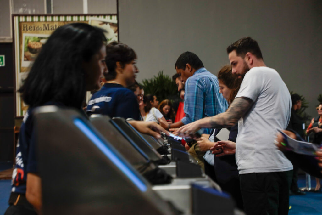Agentes de viagens chegando para o segundo dia da Abav