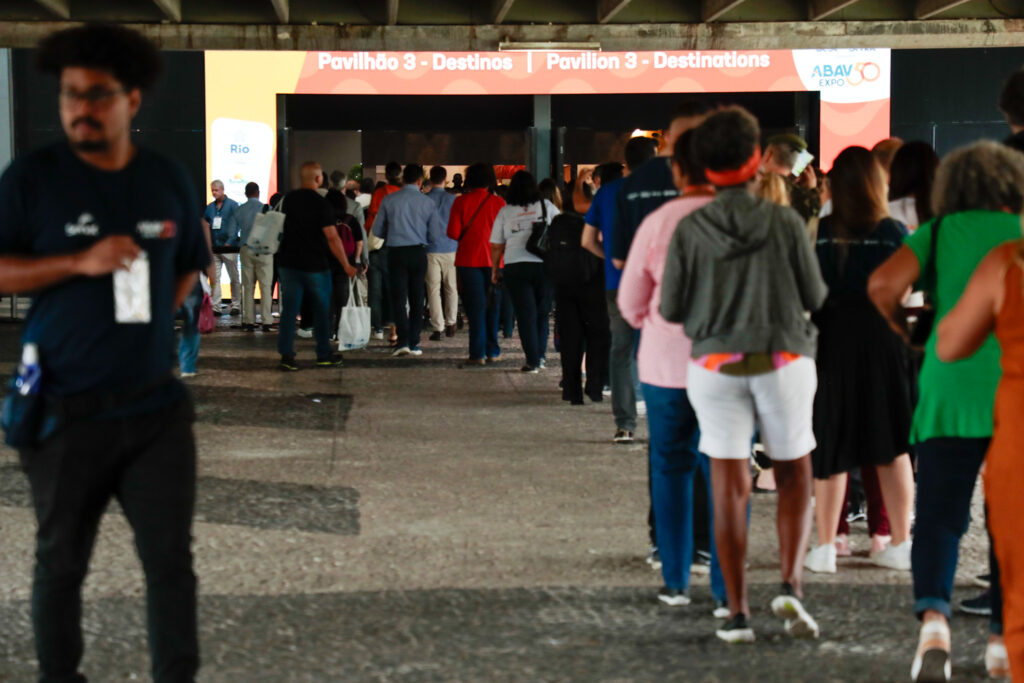 Agentes de viagens entrando no evento