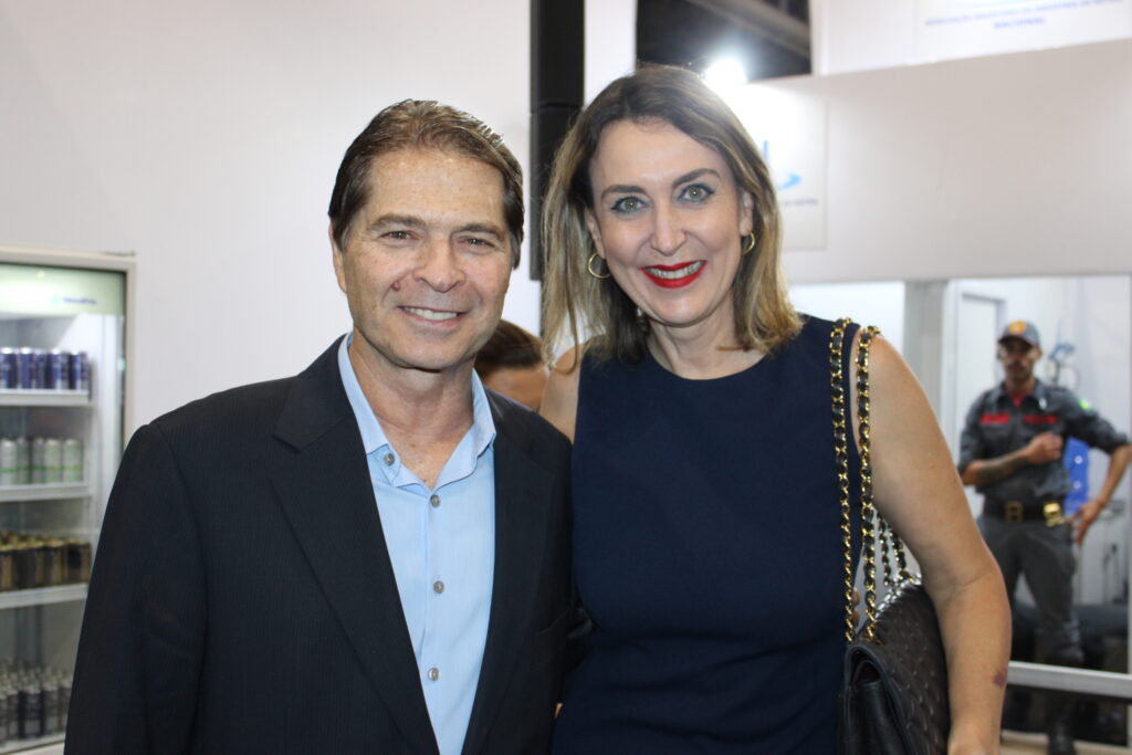 Alain Baldacci, do Wet'n Wild, e Luciane Leite, secretária-executiva de Turismo do Estado de São Paulo