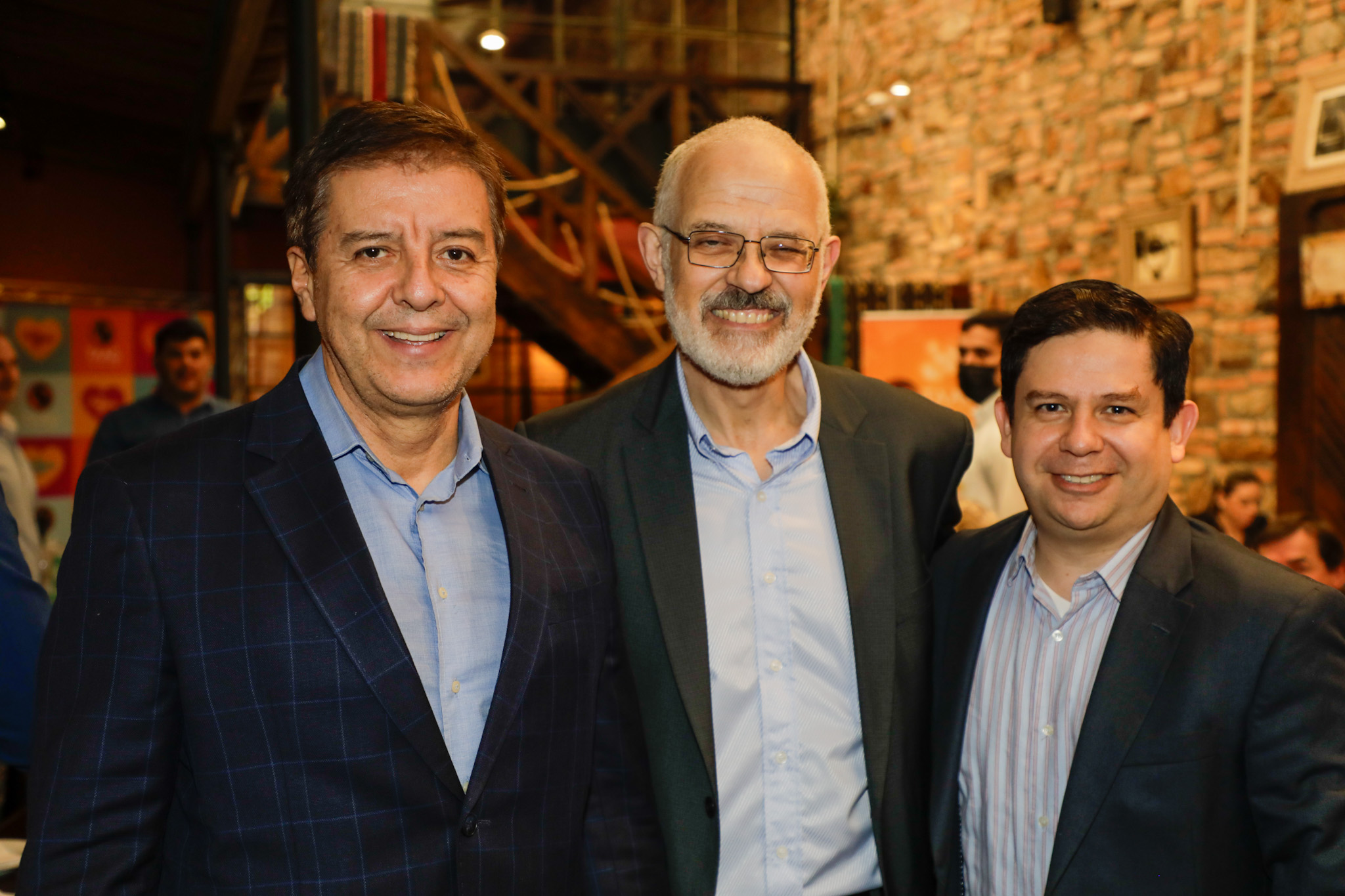 Altamiro Medici, da TAAG, entre Eduardo Arantes da Câmara de Comércio Angola Brasil, e Andres Vanegas, da CWT Altamiro Medici, da TAAG, entre Eduardo Arantes da Câmara de Comércio Angola Brasil, e Andres Vanegas, da CWT