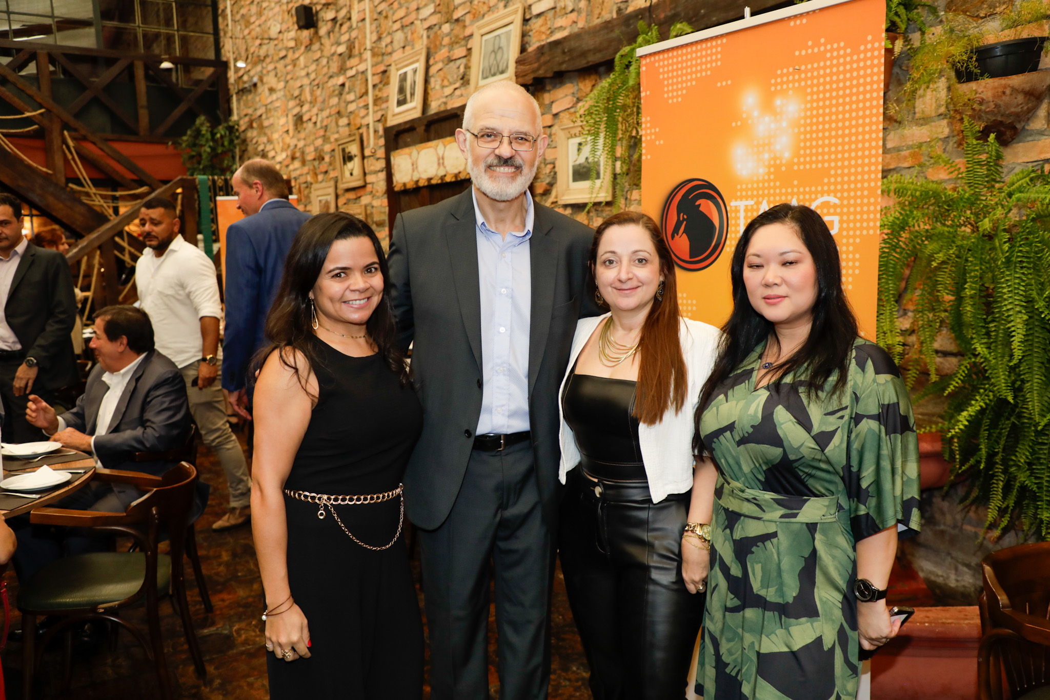 Altamiro Medici, da TAAG, entre Silvana Oliveira, Erica Álvares, e Daniela Yoneya, da Agaxtur Altamiro Medici, da TAAG, entre Silvana Oliveira, Erica Álvares, e Daniela Yoneya, da Agaxtur