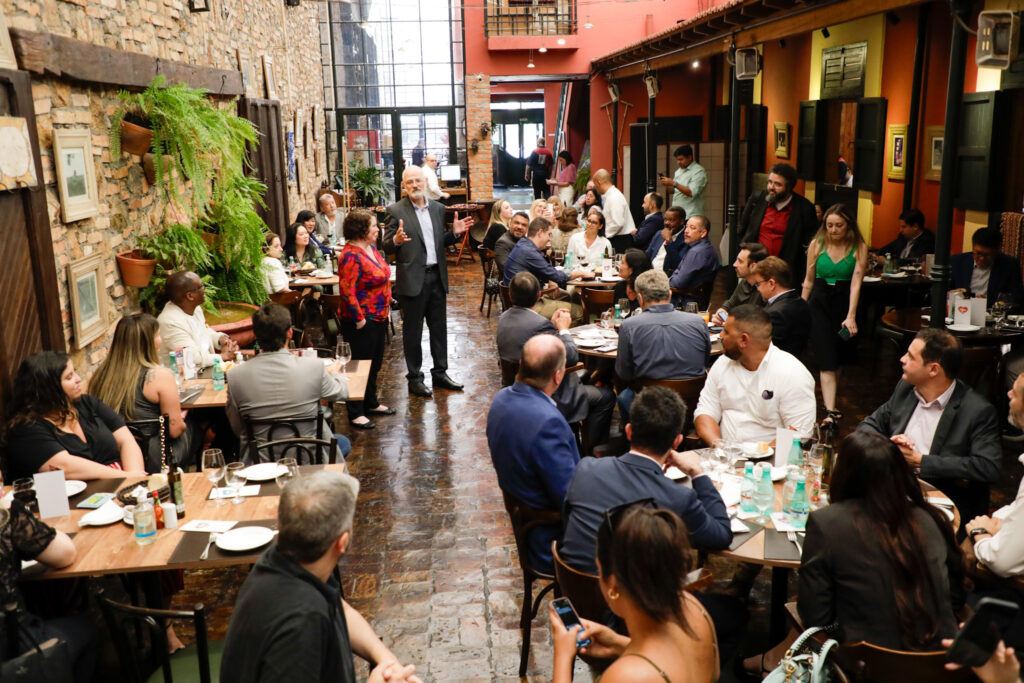 Altamiro Medici durante o almoço com parceiros da TAAG