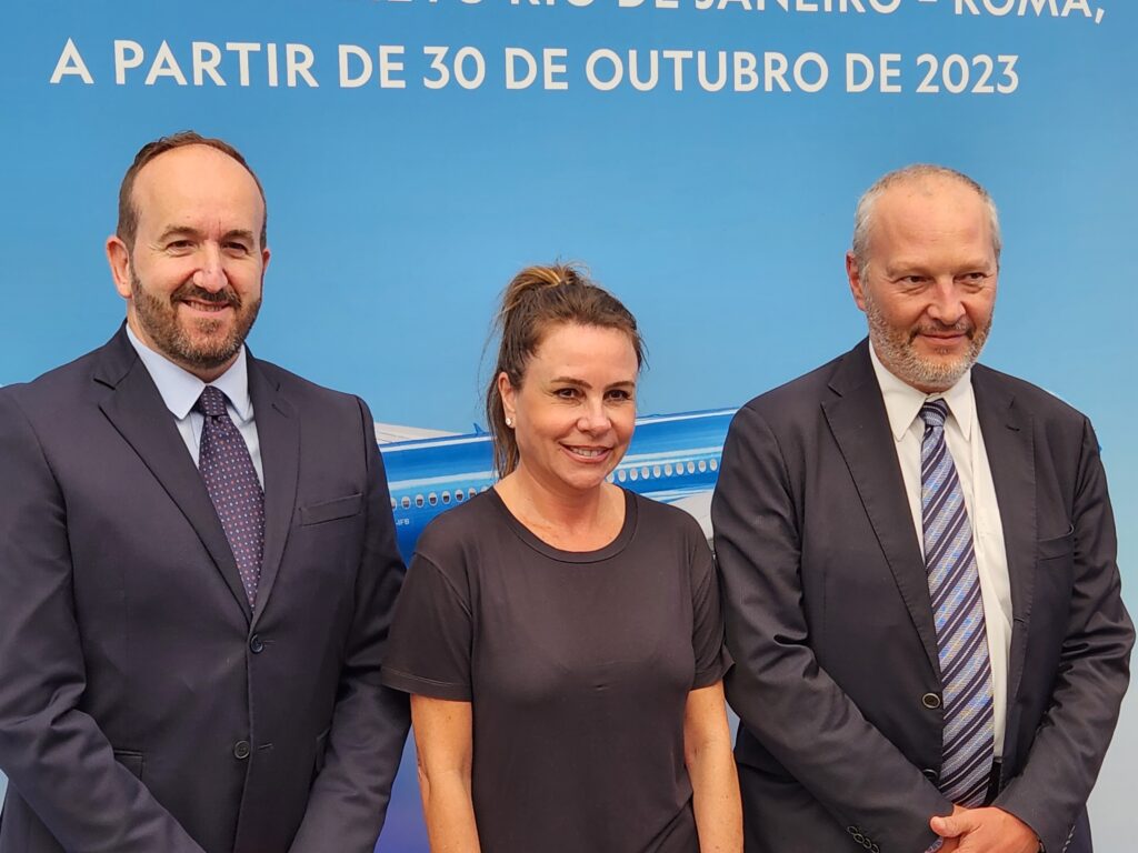 Andrea Taddei, country Manager da ITA, Daniela Maia, secretária municipal de Turismo do Rio de Janeiro, e Massimiliano Iacchini, cônsul Gderal da Itália no Rio de Janeiro Andrea Taddei, country Manager da ITA, Daniela Maia, secretária municipal de Turismo do Rio de Janeiro, e Massimiliano Iacchini, cônsul Gderal da Itália no Rio de Janeiro