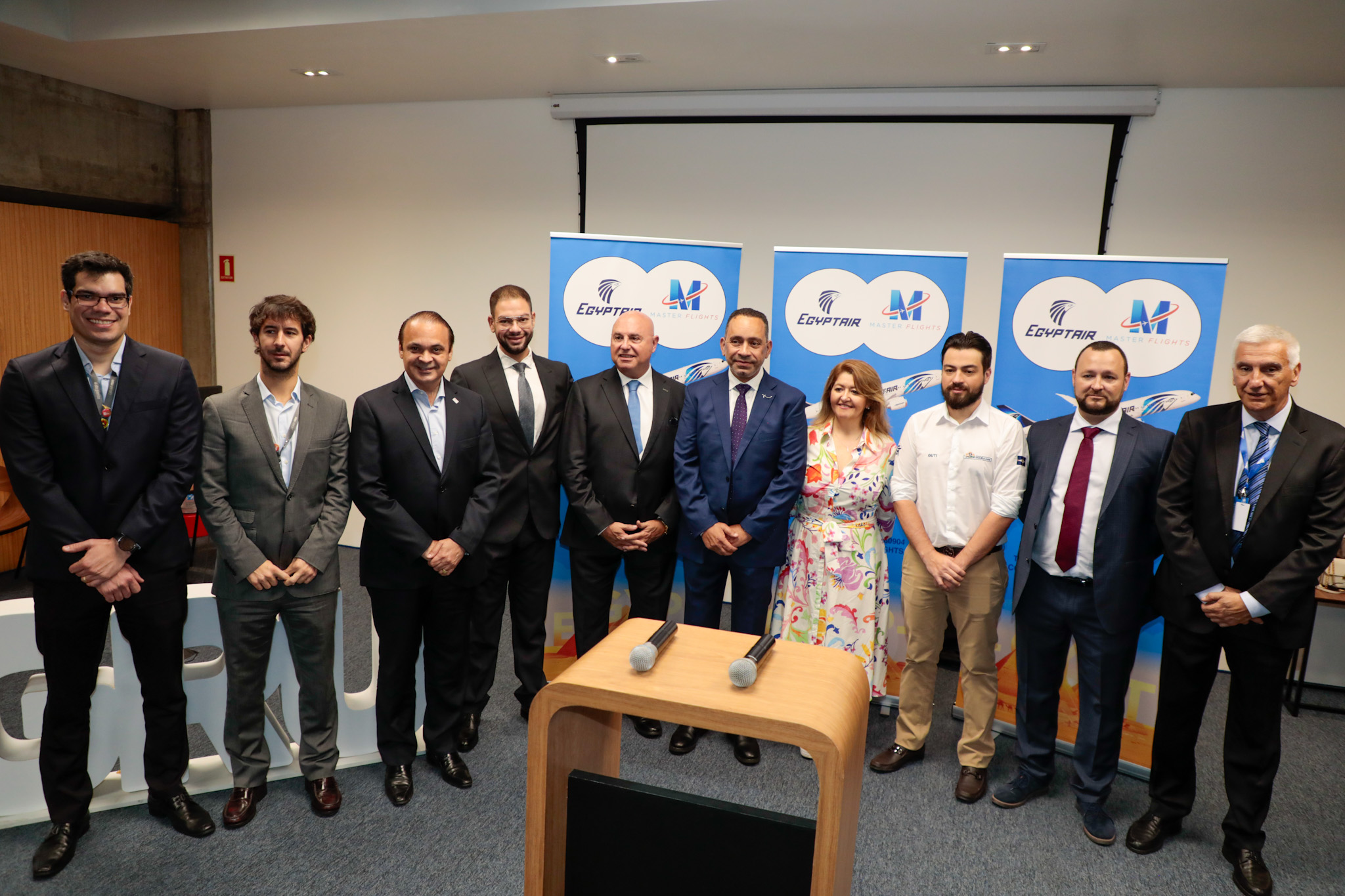 Autoridades na cerimônia de lançamento do voo Autoridades na cerimônia de lançamento do voo
