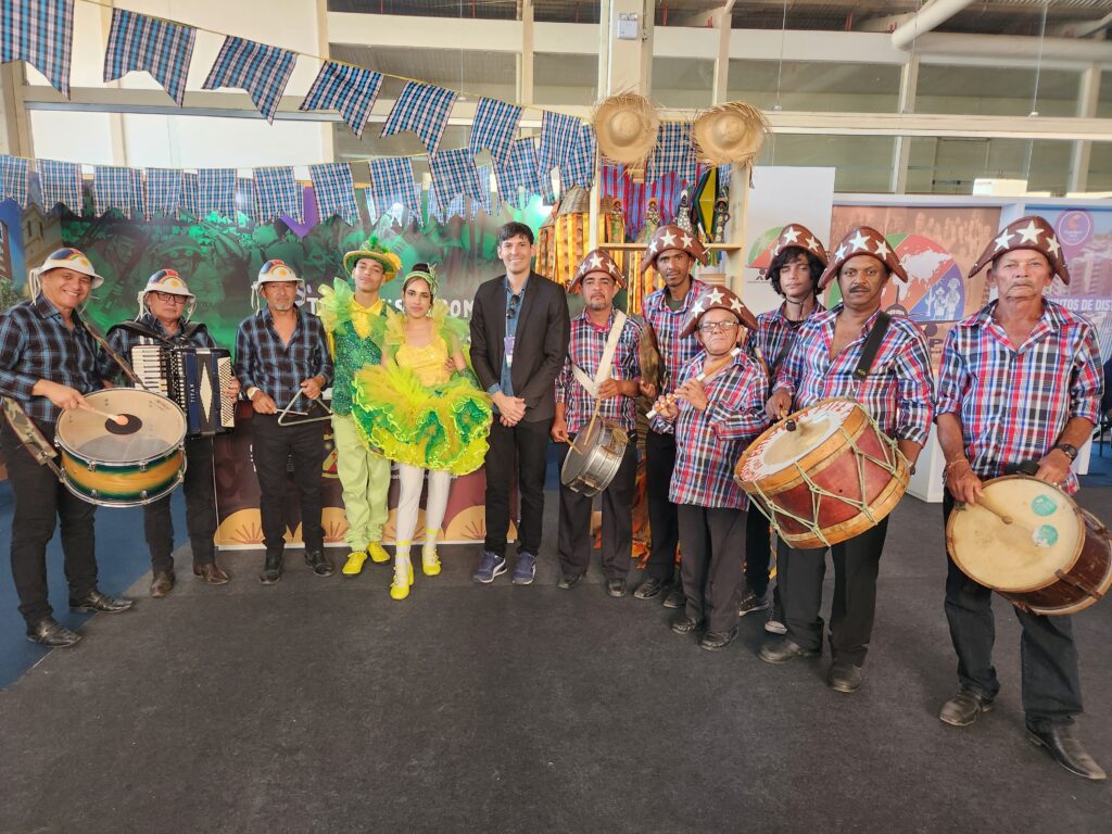 Banda de Pífanos Princesa do Apresentação pernambucano com o secretário de Turismo de Caruaru, Viral Florencio, e o Trio Pé de Serra Santa Rosa