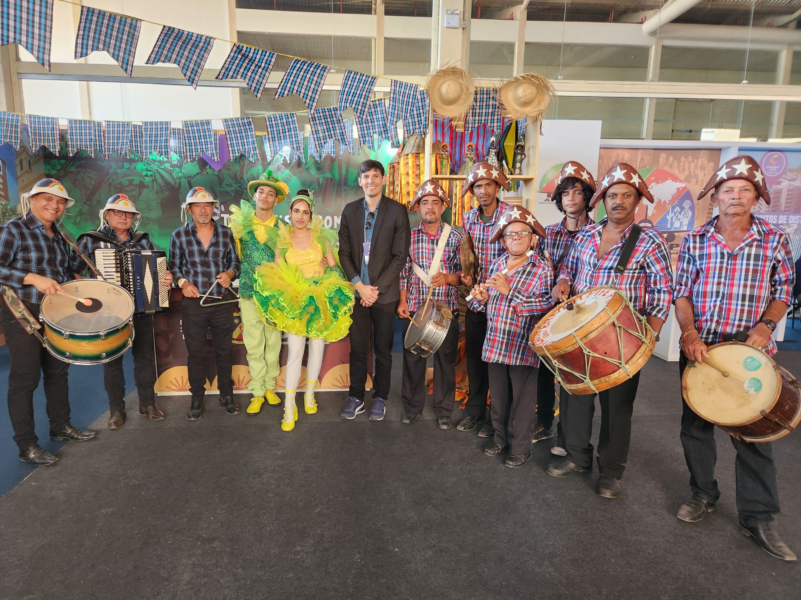 Banda de Pífanos Princesa do Apresentação pernambucano com o secretário de Turismo de Caruaru, Viral Florencio, e o Trio Pé de Serra Santa Rosa Banda de Pífanos Princesa do Apresentação pernambucano com o secretário de Turismo de Caruaru, Viral Florencio, e o Trio Pé de Serra Santa Rosa