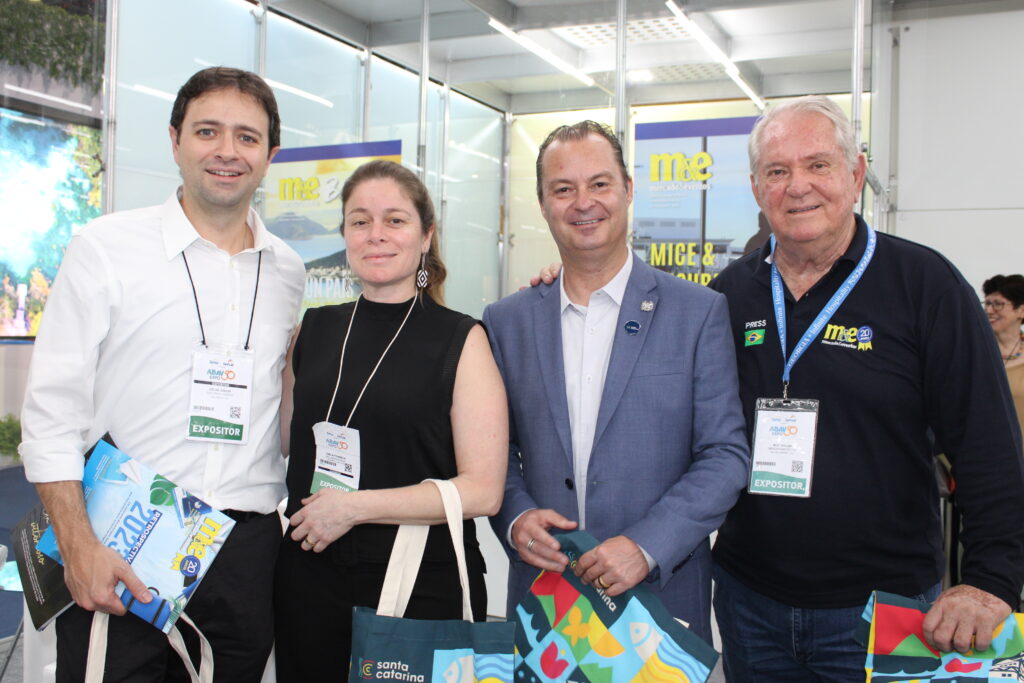 Celso Ferrer e Carla Fonseca, da Gol, Evandro Neiva, secretário de Turismo de SC e Roy Taylor, do M&E
