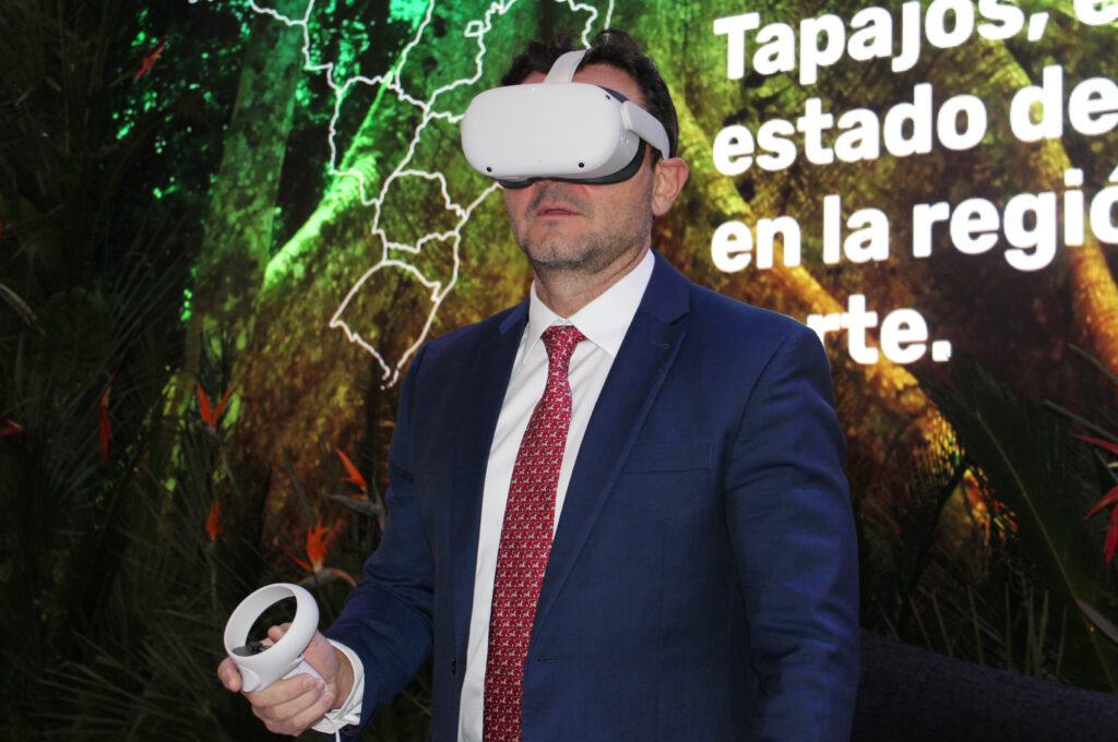 Celso Sabino, ministro do Turismo, testa óculos de inteligência artificia