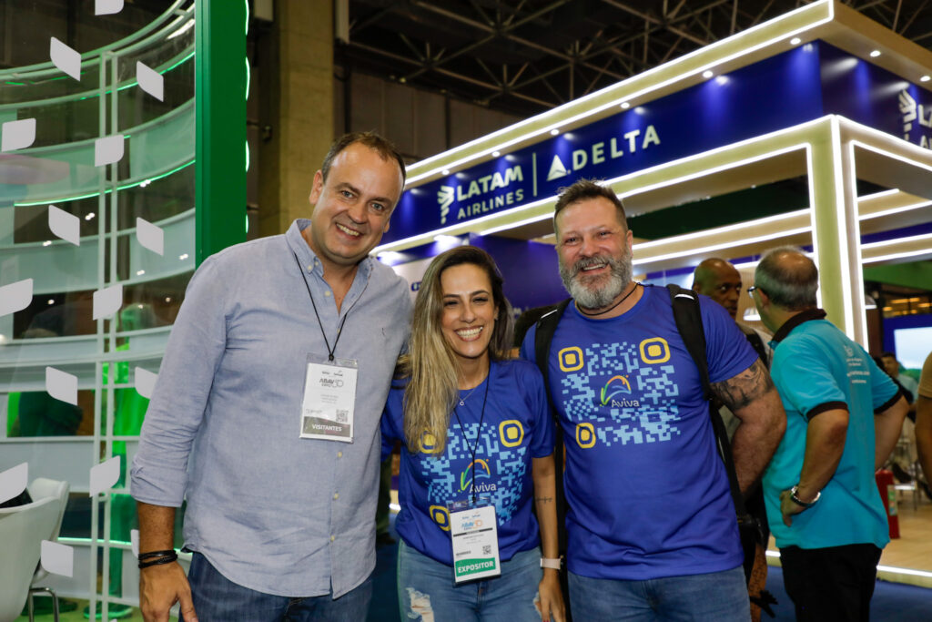 César Nunes, da Átrio Hotéis, Vanessa Esteves e Gustavo Minatel, da Aviva