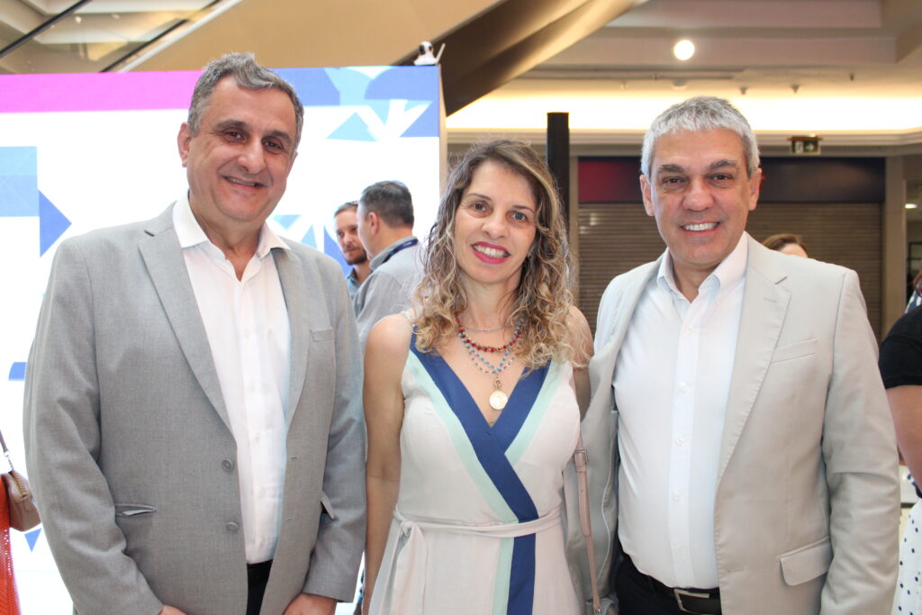 Claiton Armelin, da Agaxtur, com Claudia Traballi e Fernando Santos, da Abav-SP Aviesp