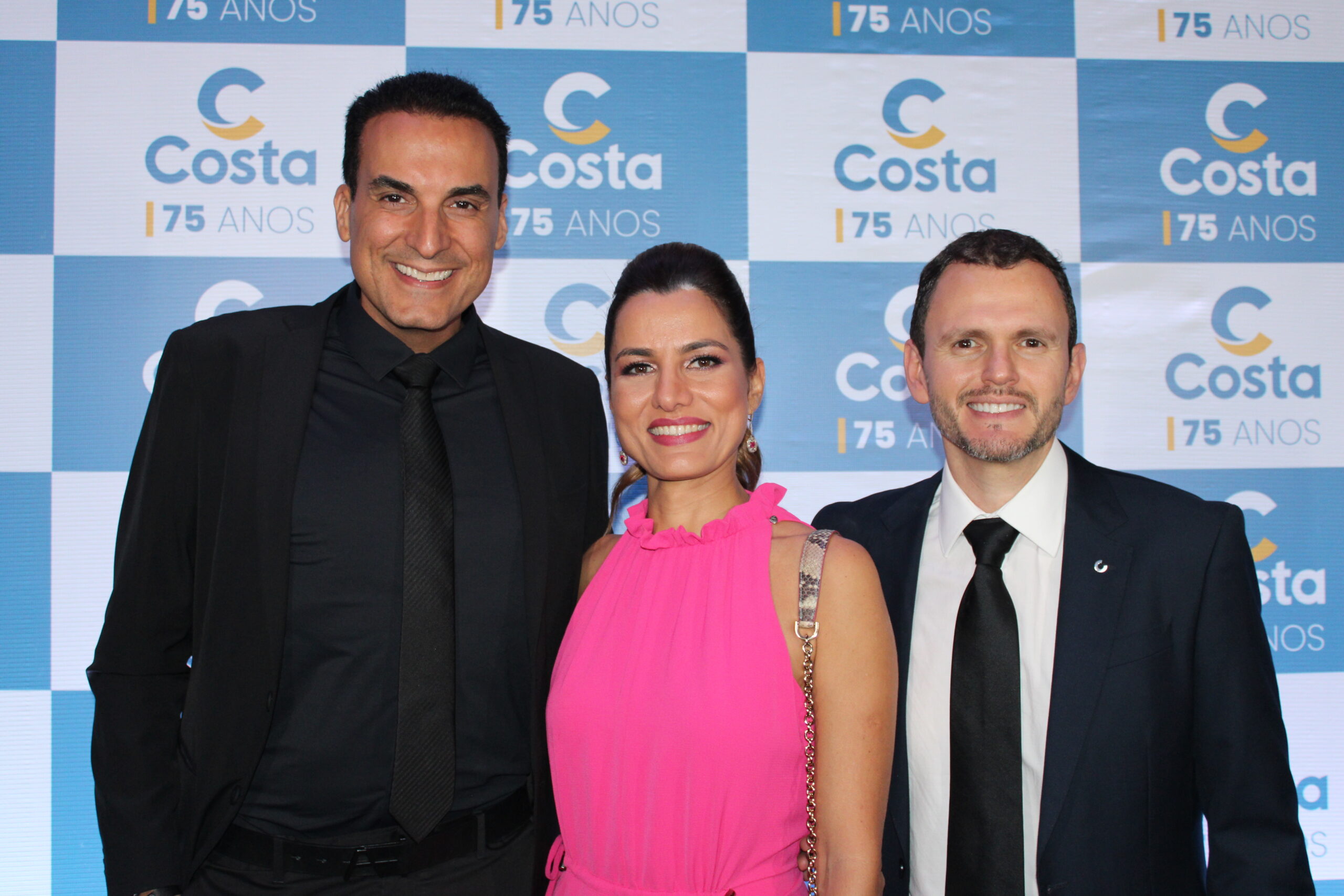 Claudio Vilanova, da CVC, e Caroline Passos e Ruy Ribeiro, da Costa Claudio Vilanova, da CVC, e Caroline Passos e Ruy Ribeiro, da Costa