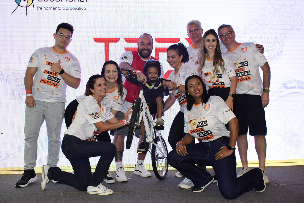Colaboradores da Affinity com uma das crianças contempladas com a bicicleta