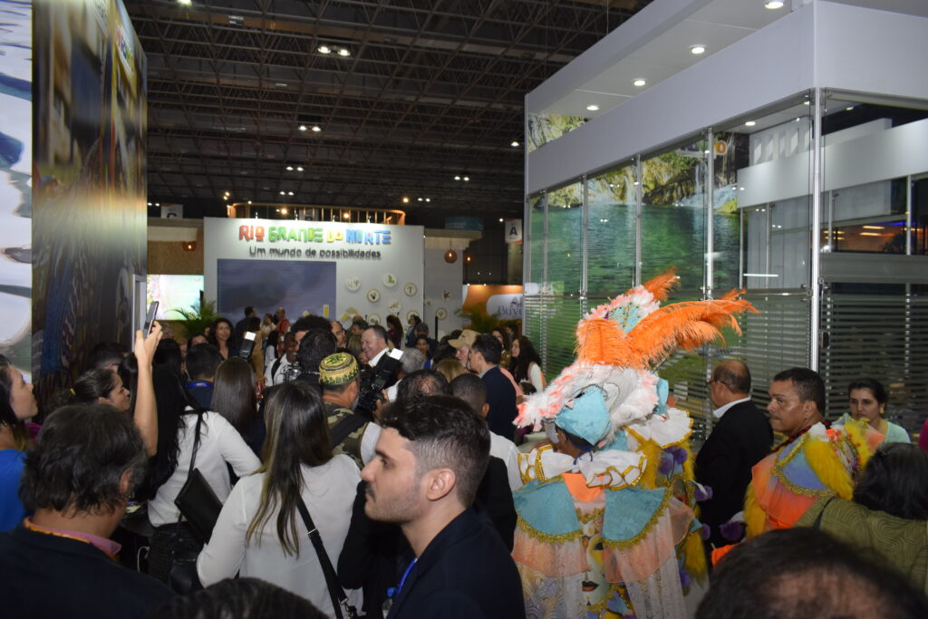 Corredores cheios da Abav Expo 2023