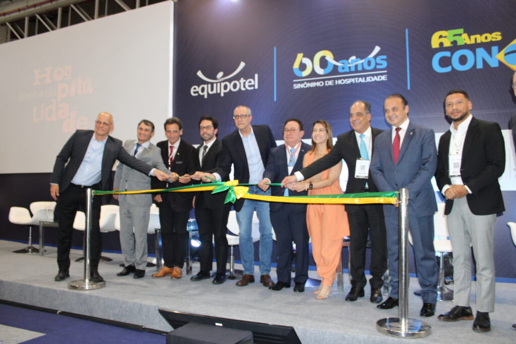 Corte da fita que inaugura oficialmente o Conotel e o Equipotel 2023 Equipotel 2023 recebeu mais de 20 mil visitantes e 350 marcas em São Paulo
