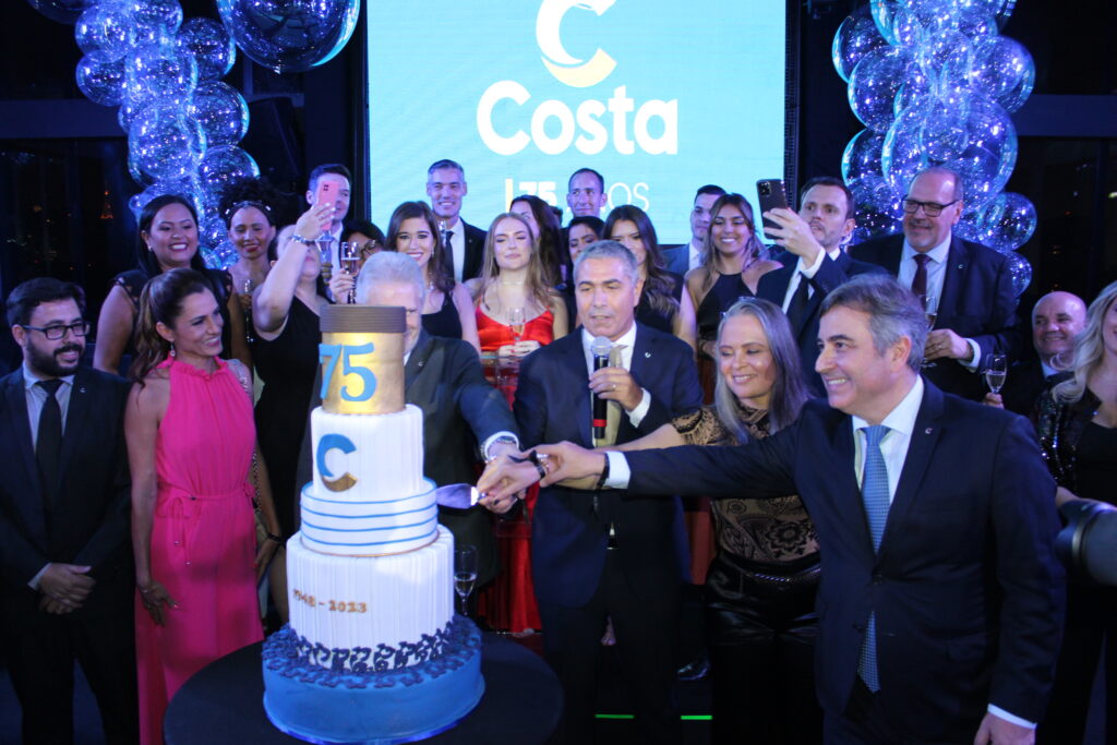 Corte do bolo celebrou os 75 anos da Costa Costa Cruzeiros comemora 75 anos com festão para mais de 300 convidados; veja fotos