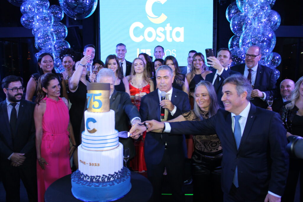 Costa Cruzeiros comemora 75 anos com festão para mais de 300 convidados; veja fotos 1 Corte do bolo celebrou os 75 anos da Costa Costa Cruzeiros comemora 75 anos com festão para mais de 300 convidados; veja fotos