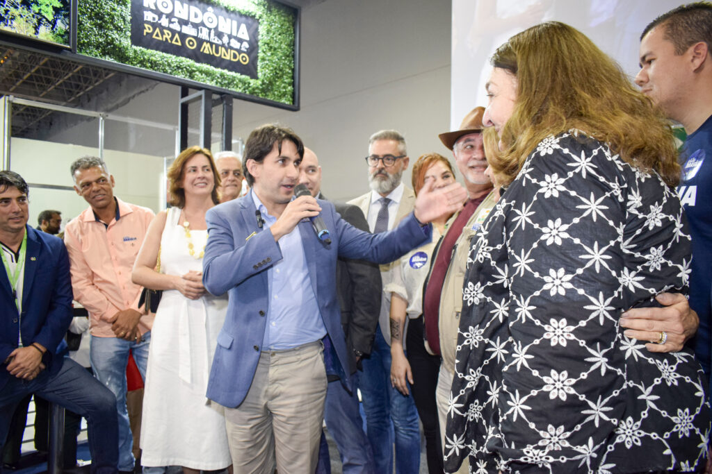 Sede da edição de 2024, Brasília marca presença na Abav Expo 2023 1 Cristiano Araujo secretario de Turismo de Brasili e Magda Nassar presidente da Abav Sede da edição de 2024, Brasília marca presença na Abav Expo 2023