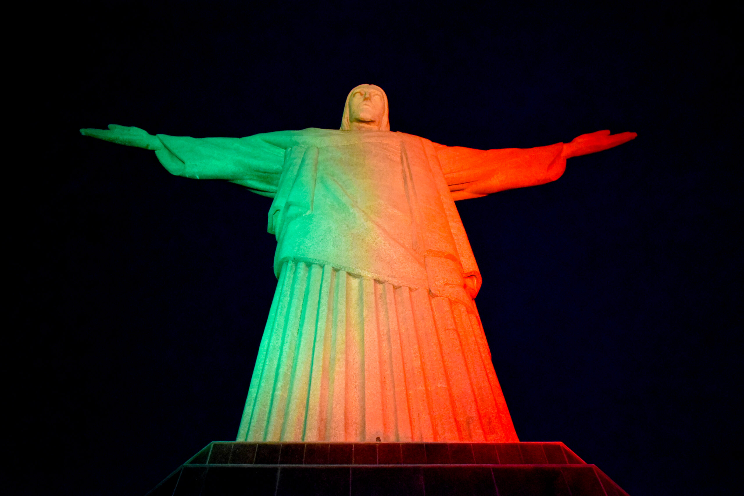 Cristo iluminado com as cores da TAP Cristo iluminado com as cores da TAP