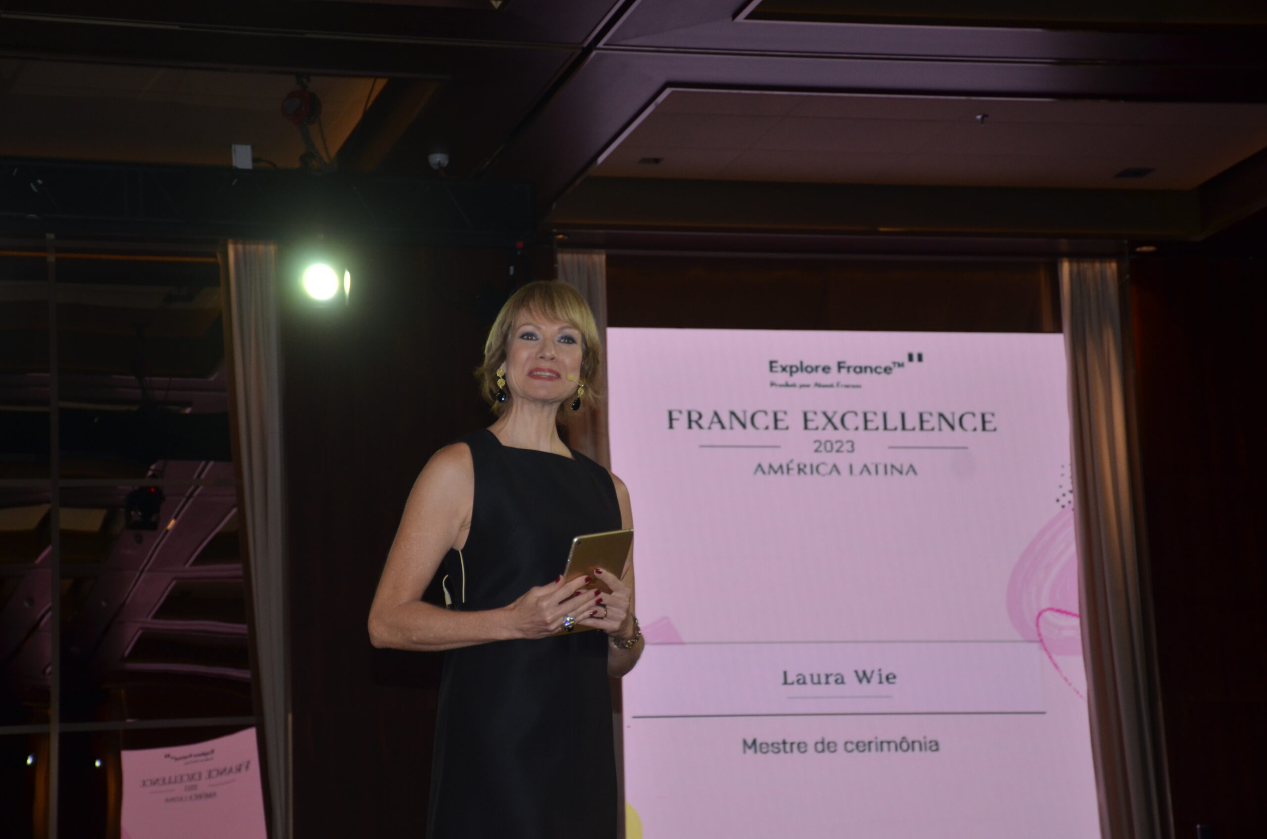 Laura Wis, mestre de cerimônias do evento