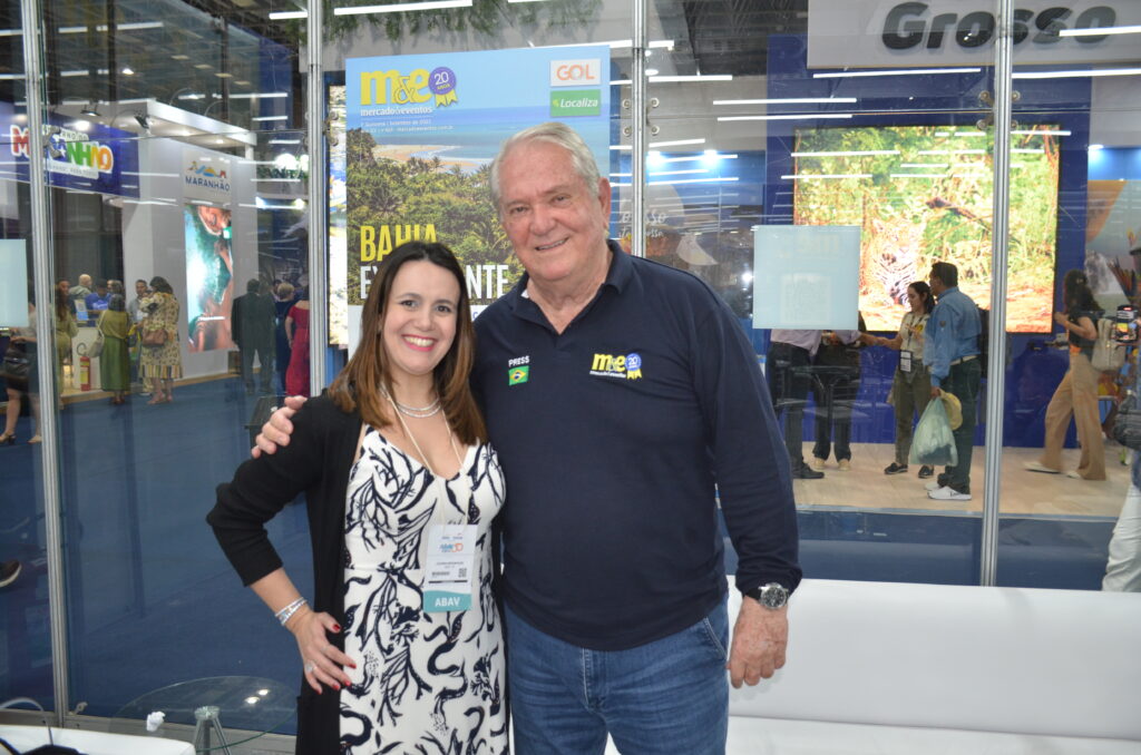 Juliana Assumpção, da Abav-SP l Aviesp e Roy Taylor, do M&E