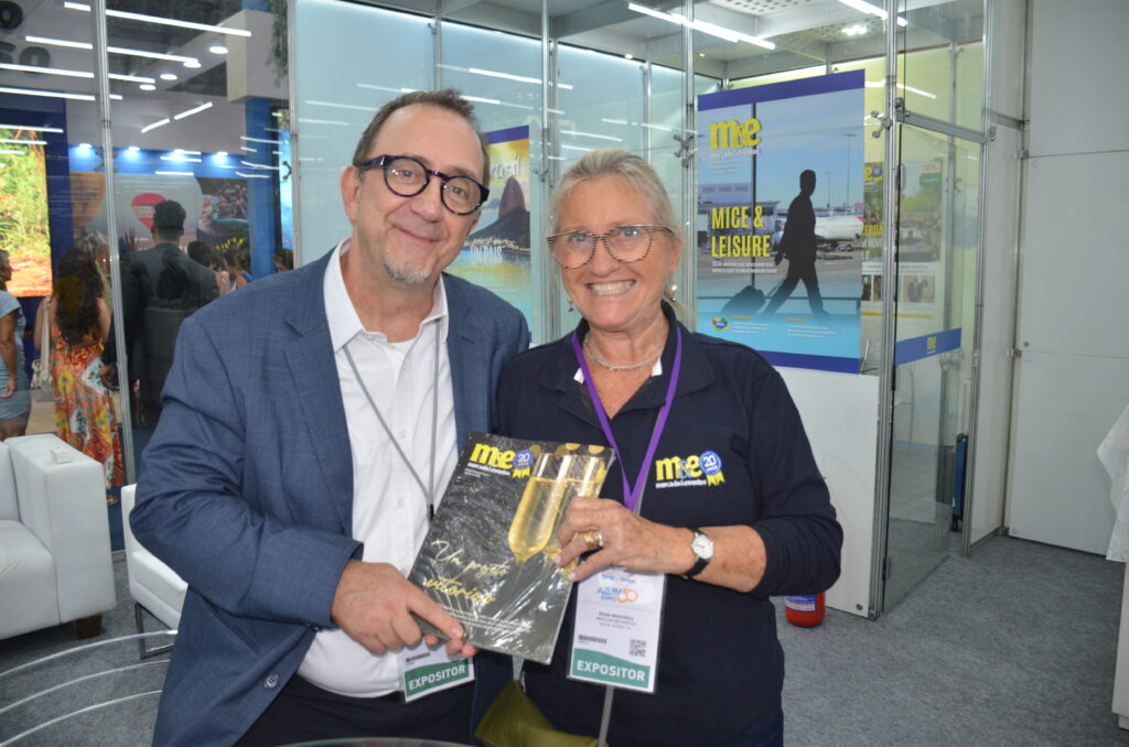 Ricardo Alves, da Velle, recebeu a revista de 20 anos do M&E das mãos de Rosa Masgrau