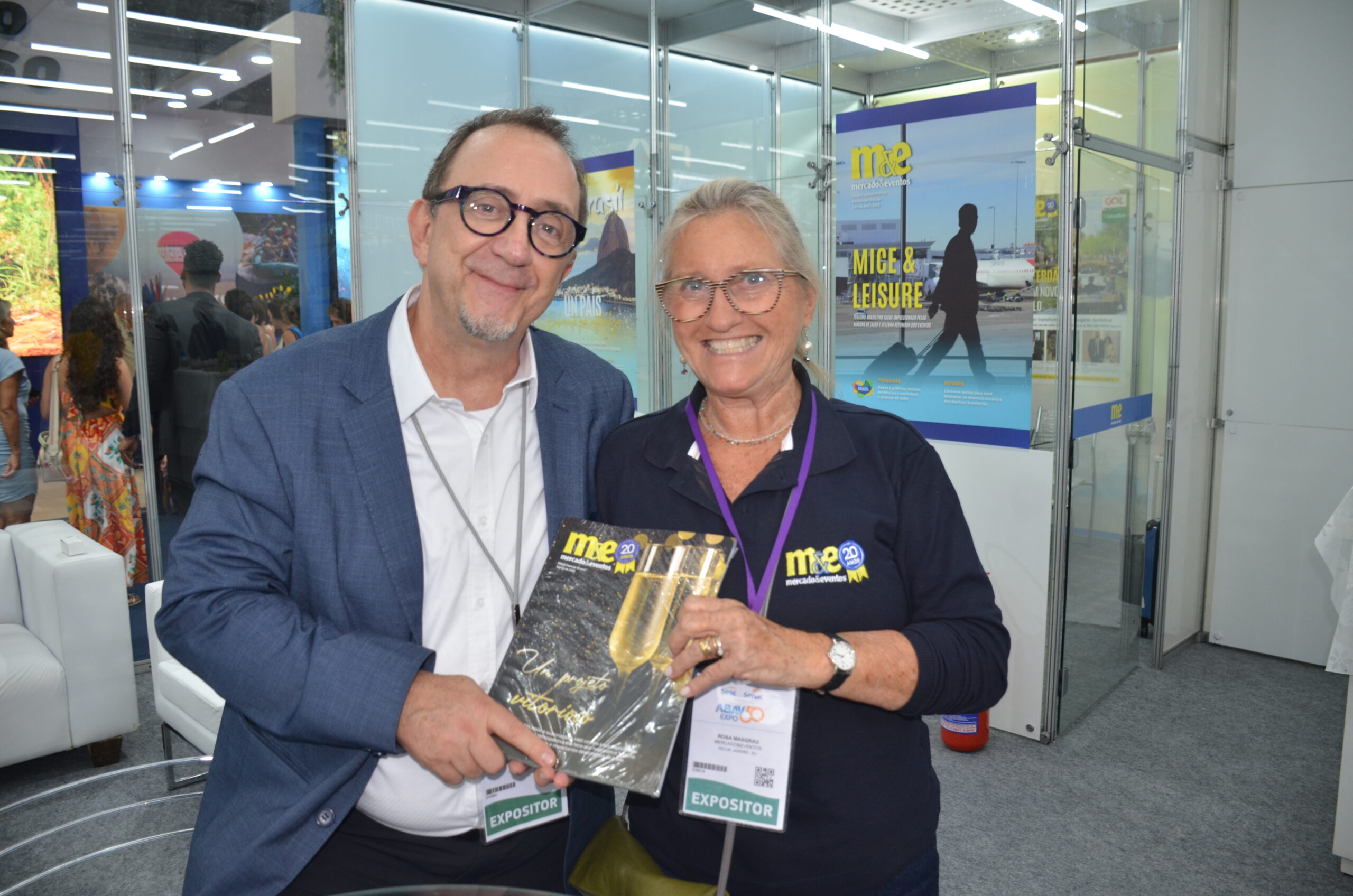 Ricardo Alves, da Velle, recebeu a revista de 20 anos do M&E das mãos de Rosa Masgrau Ricardo Alves, da Velle, recebeu a revista de 20 anos do M&E das mãos de Rosa Masgrau