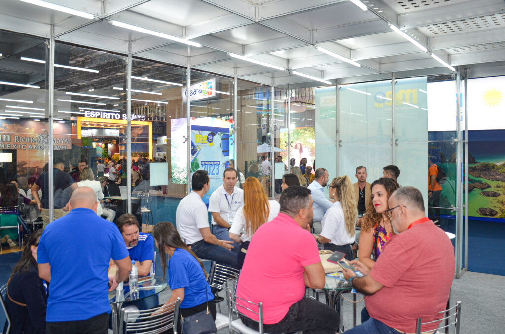 Estande do M&E cheio durante a Abav Expo