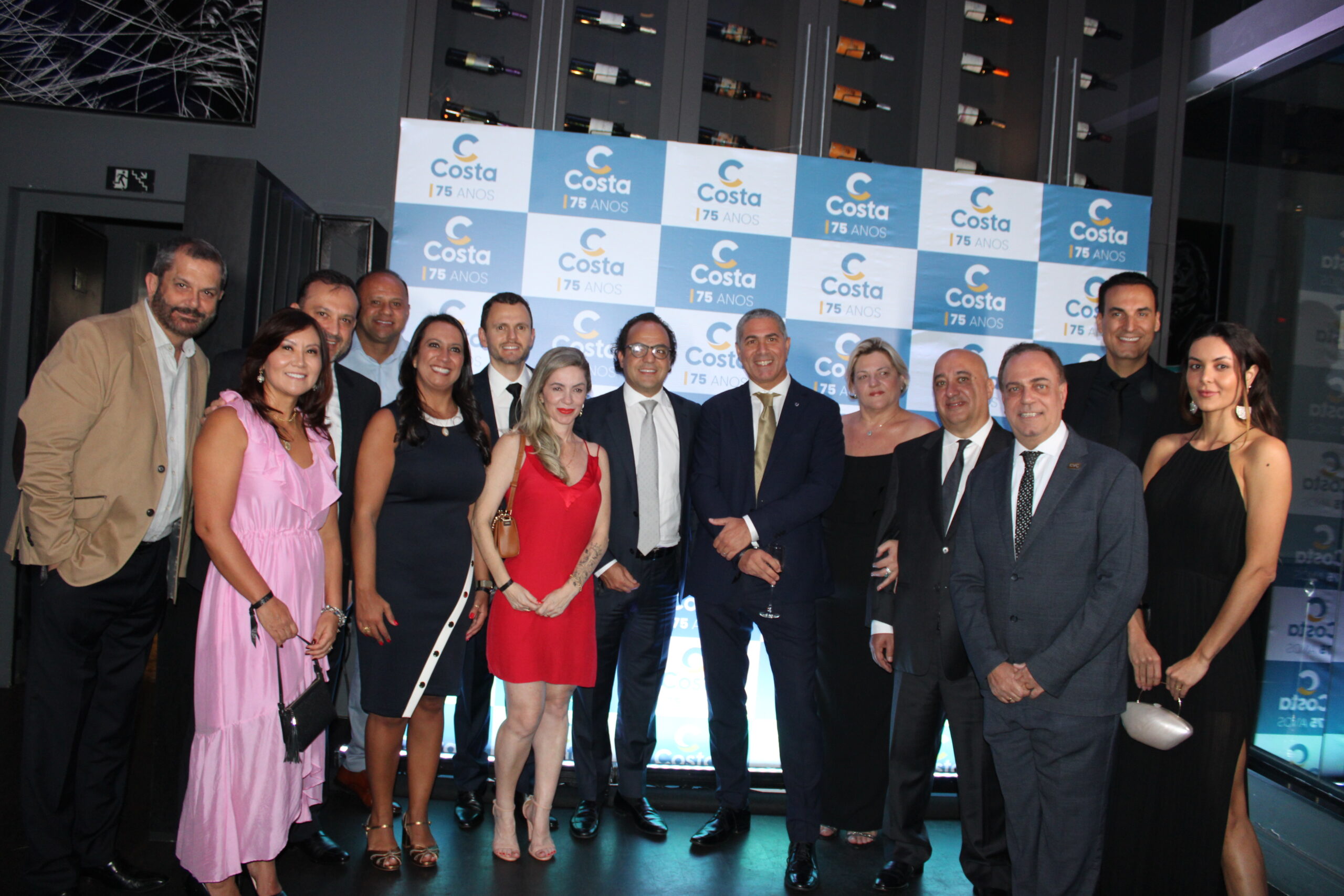 Dario Rustico, da Costa, com Fabio Godinho e o time da CVC Dario Rustico, da Costa, com Fabio Godinho e o time da CVC