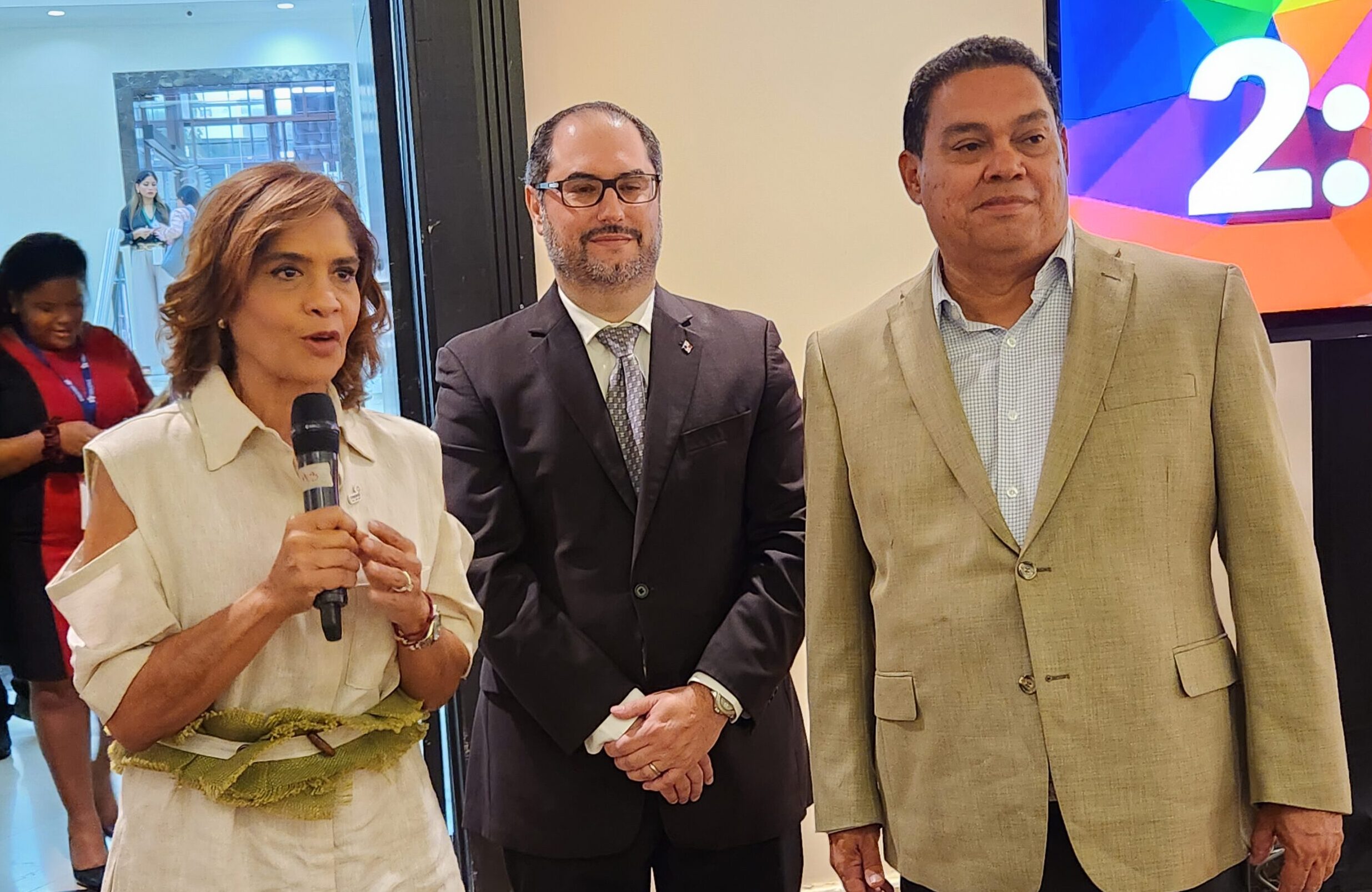 Denise Guillen ministra de Turismo Panama Ernesto Orillac presidente do Panama Travel Mart e Victor Manjarres coordenador do Panama Travel Mart 1 scaled e1695745024195 Panama Travel Mart: maior evento de turismo do Panamá fecha com bons negócios; veja fotos
