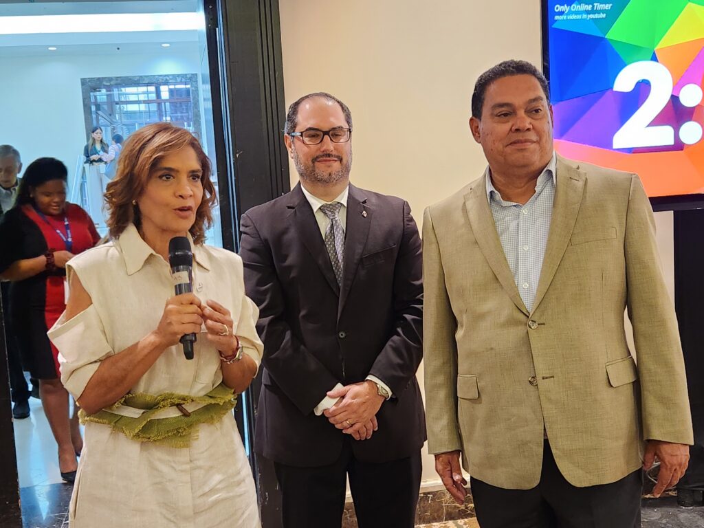 Denise Guillén, ministra de Turismo Panamá, Ernesto Orillac, presidente do Panama Travel Mart, e Victor Manjarres, coordenador do Panamá Travel Mart