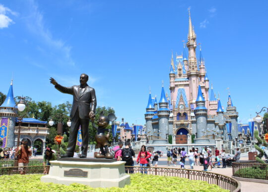 Parques da Disney crescem 10% e faturam US$ 8,3 bilhões no 2º trimestre fiscal de 2024